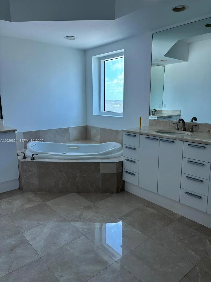 15051 Royal Oaks Ln # 1401, North Miami FL 33181