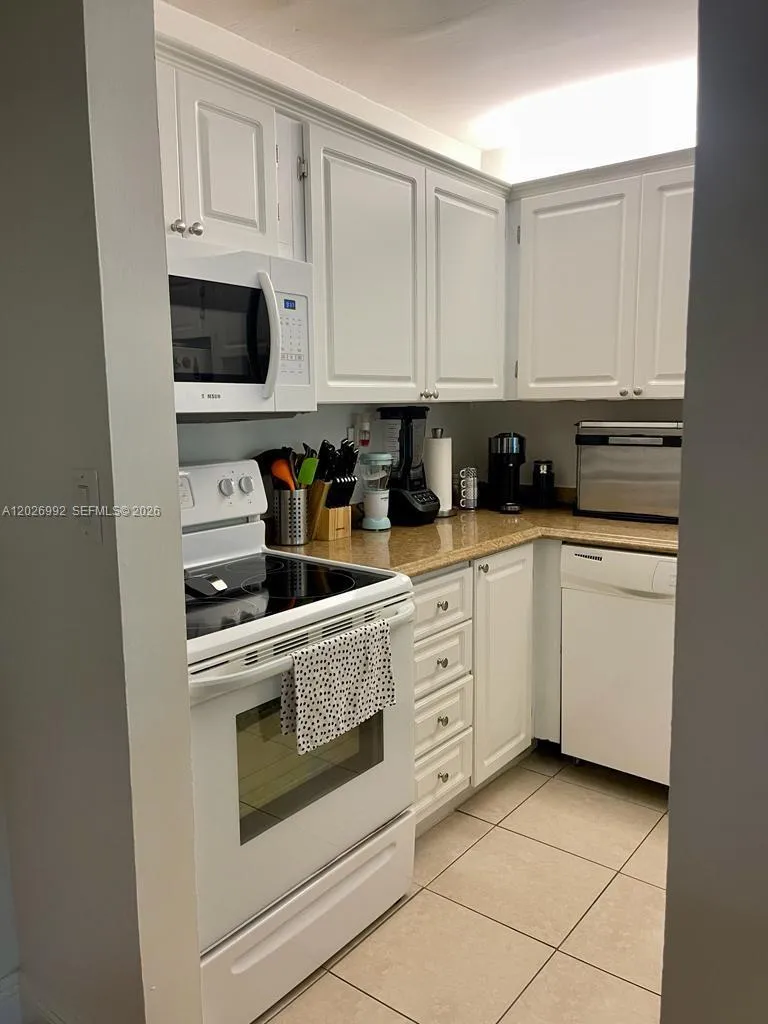 301 Racquet Club Rd # 305, Weston FL 33326