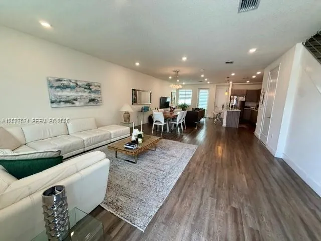 10257 NW 66th St, Doral FL 33178