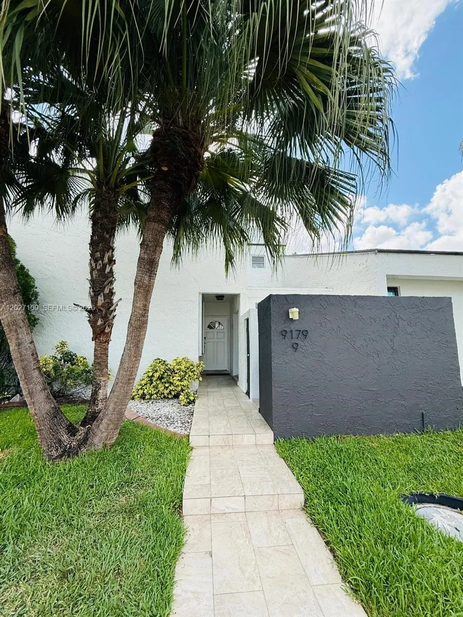 9179 Fontainebleau Blvd # 9, Miami FL 33172