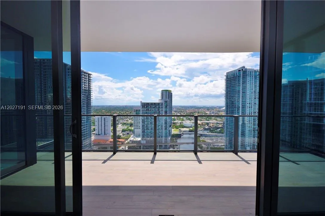 68 SE 6th St # 2812, Miami FL 33131