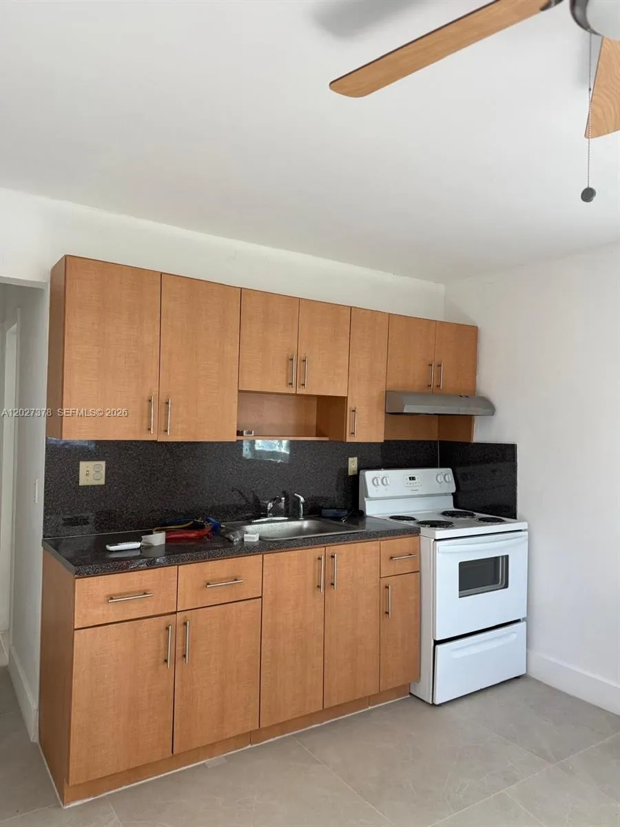 242 SW 11th St # 3, Dania Beach FL 33004