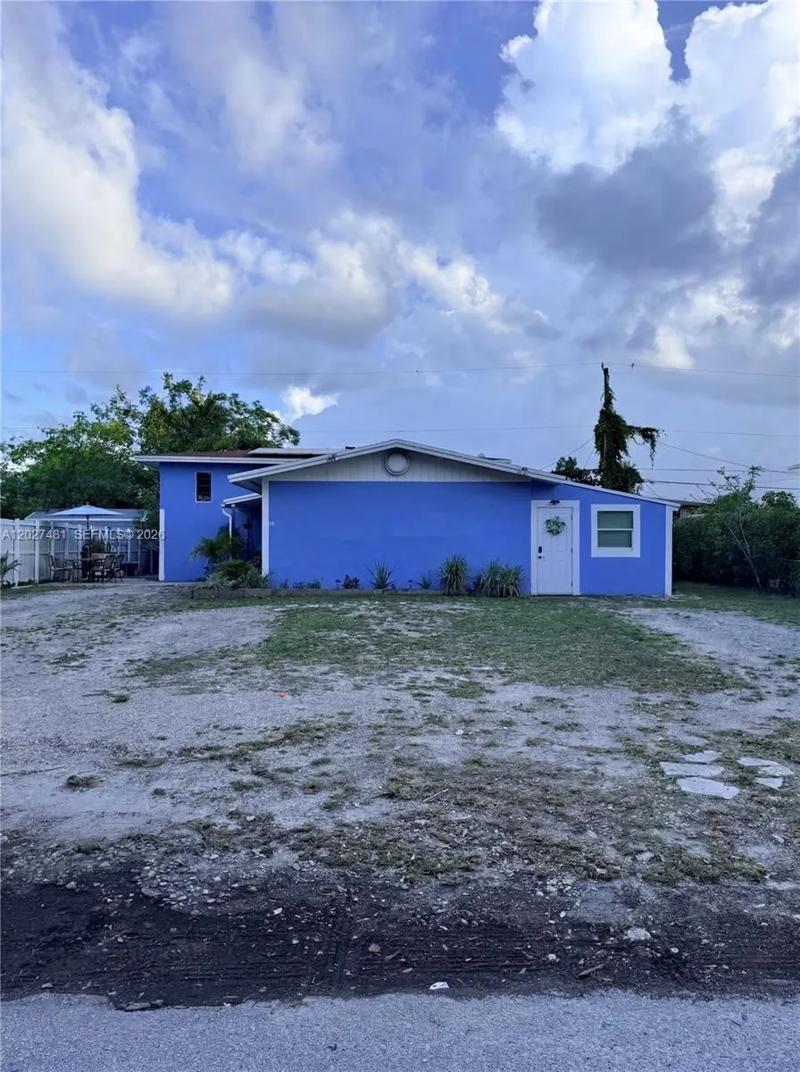 1300 NE 203rd St, Miami FL 33179