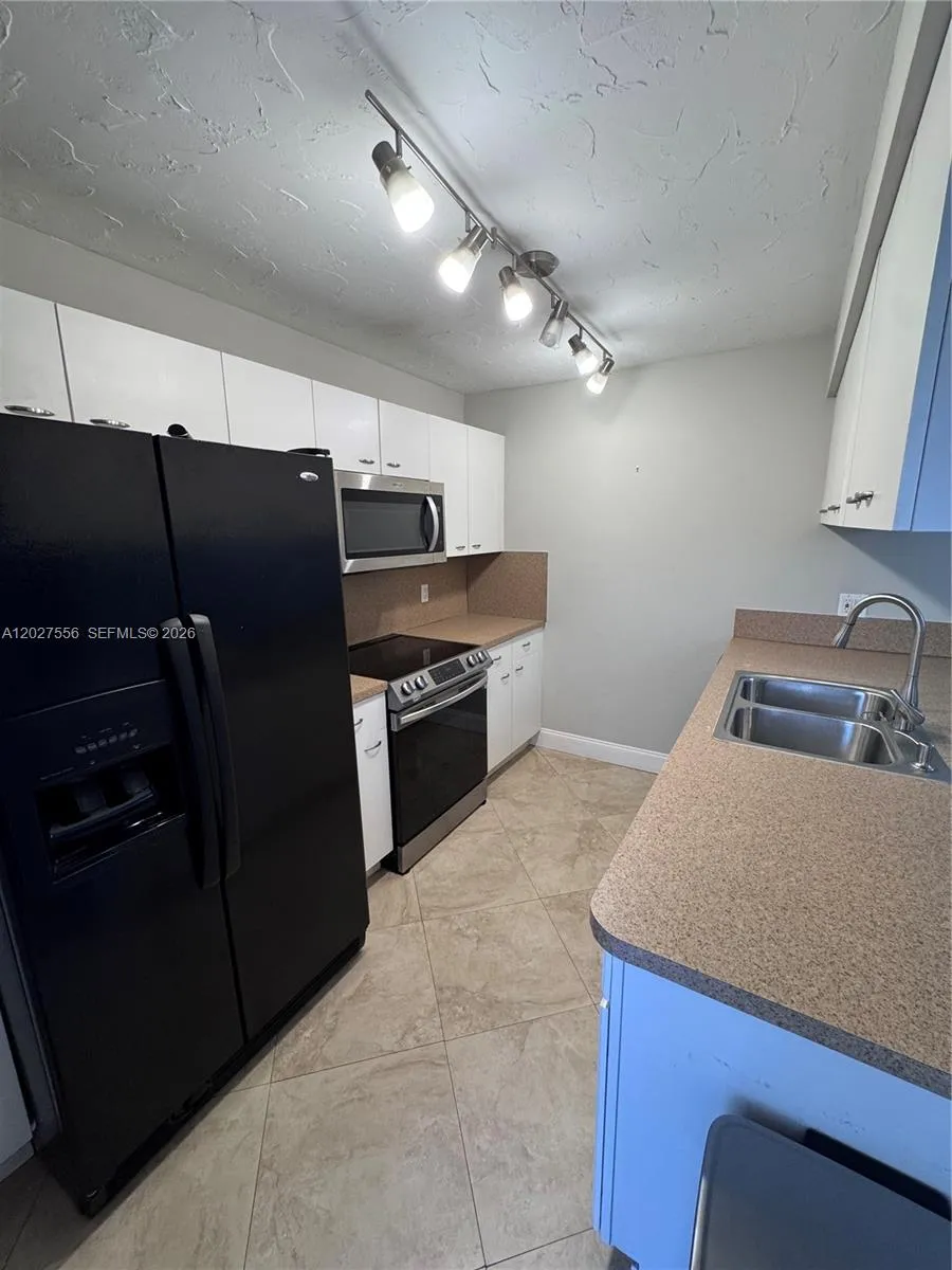 1532 W Harmony Lake Cir, Davie FL 33324