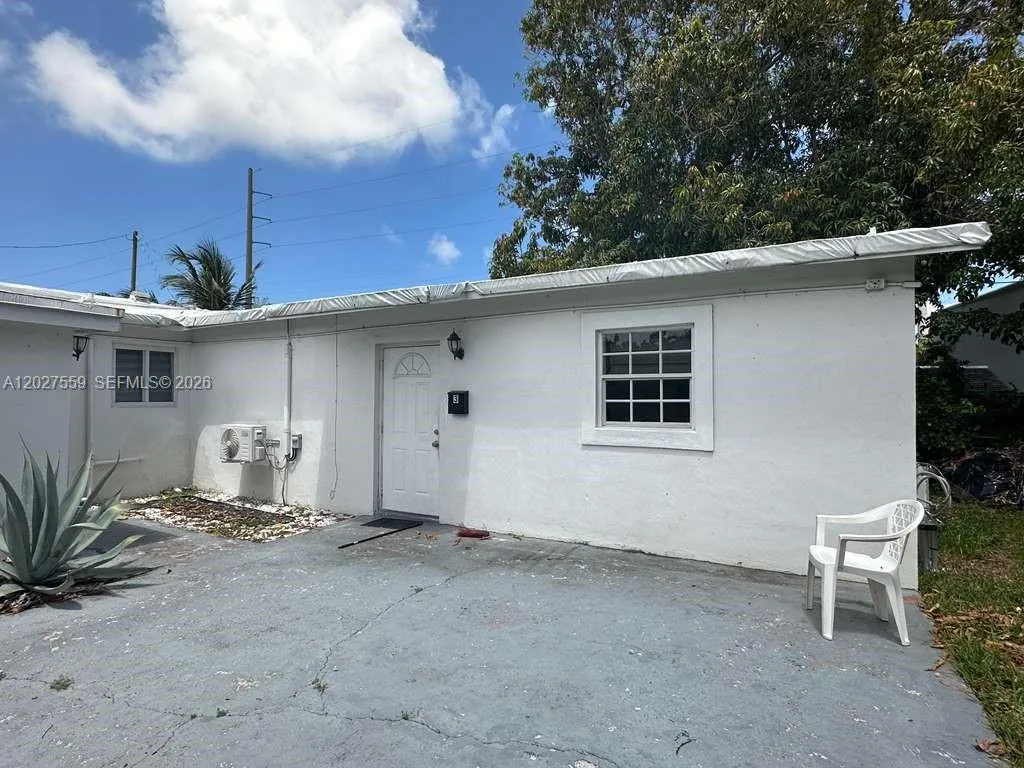685 SW 7th Ter, Dania Beach FL 33004