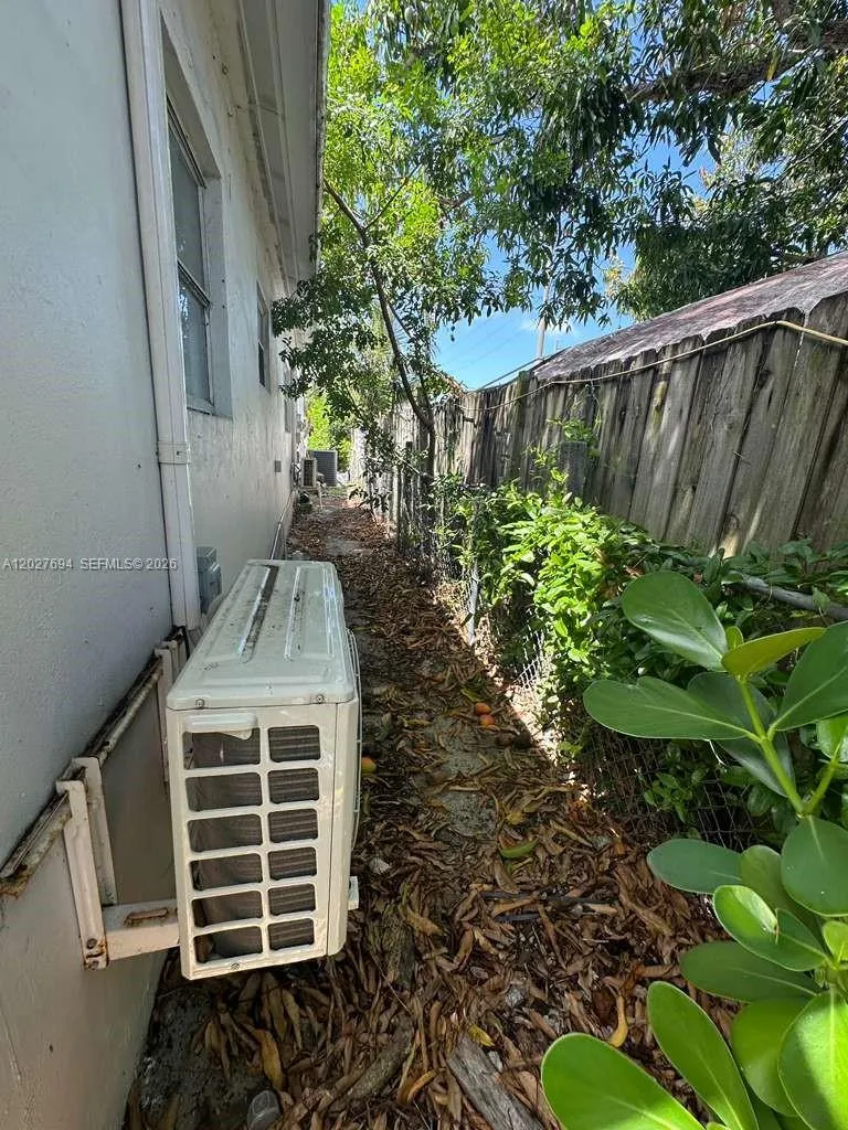 685 SW 7th Terr, Dania Beach FL 33004