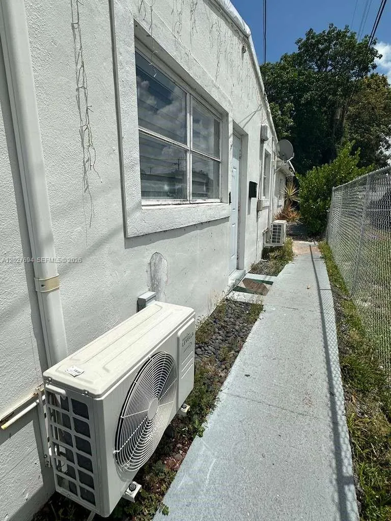 685 SW 7th Terr, Dania Beach FL 33004