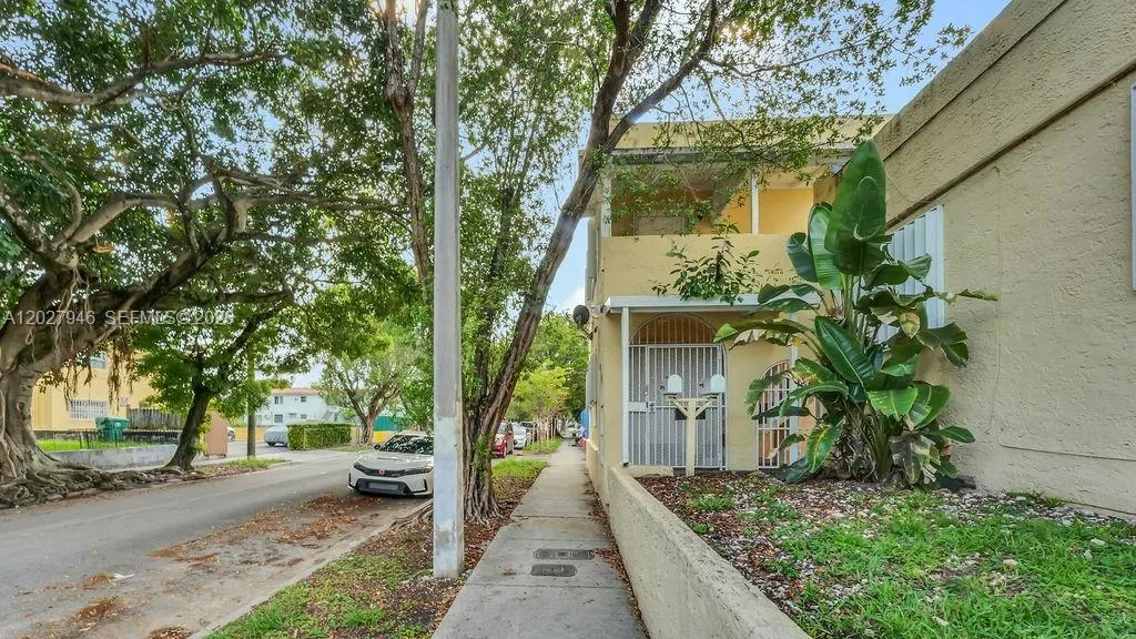 242 SW 15th Ave, Miami FL 33135