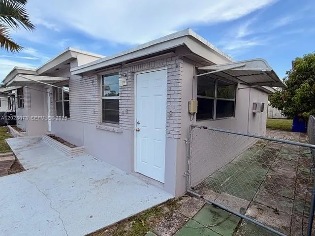 5608 Garfield St, Hollywood FL 33021