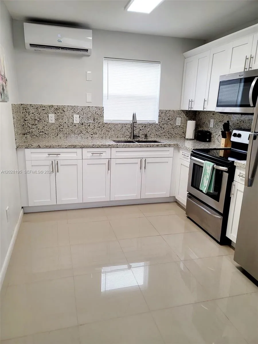 1723 Wiley St, Hollywood FL 33020