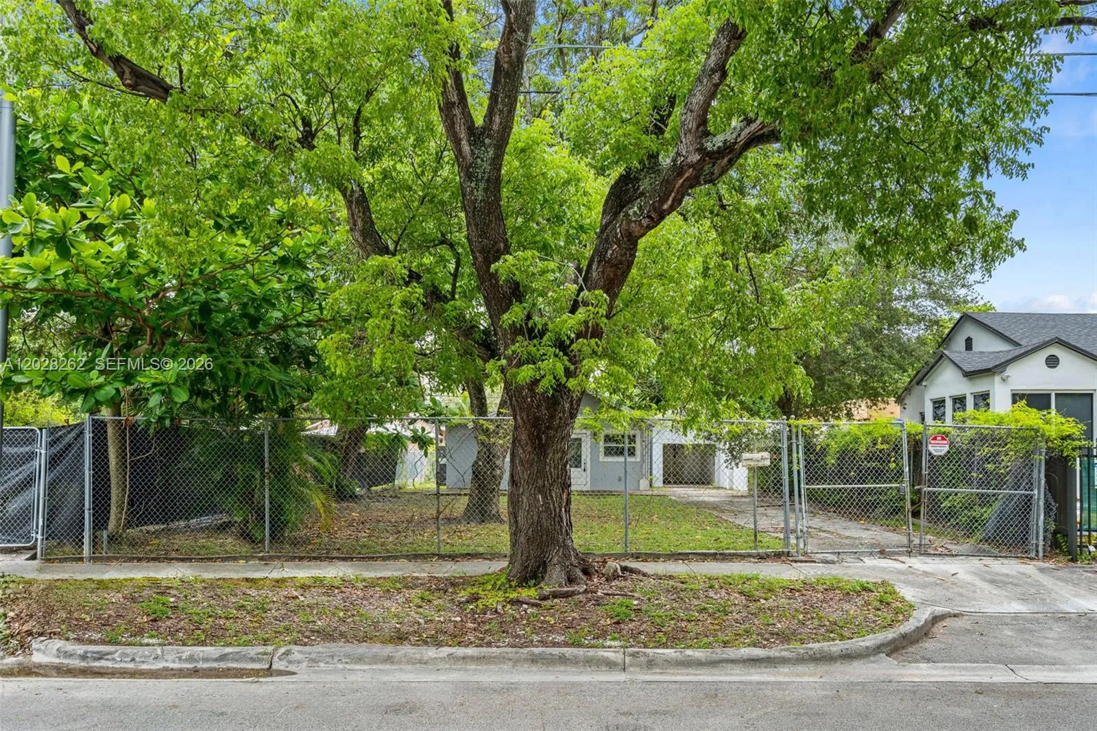 352 NW 41st St, Miami FL 33127