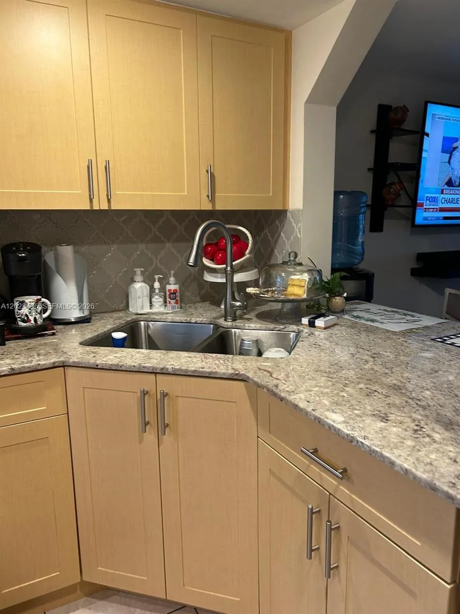 7033 NW 169th St, Hialeah FL 33015