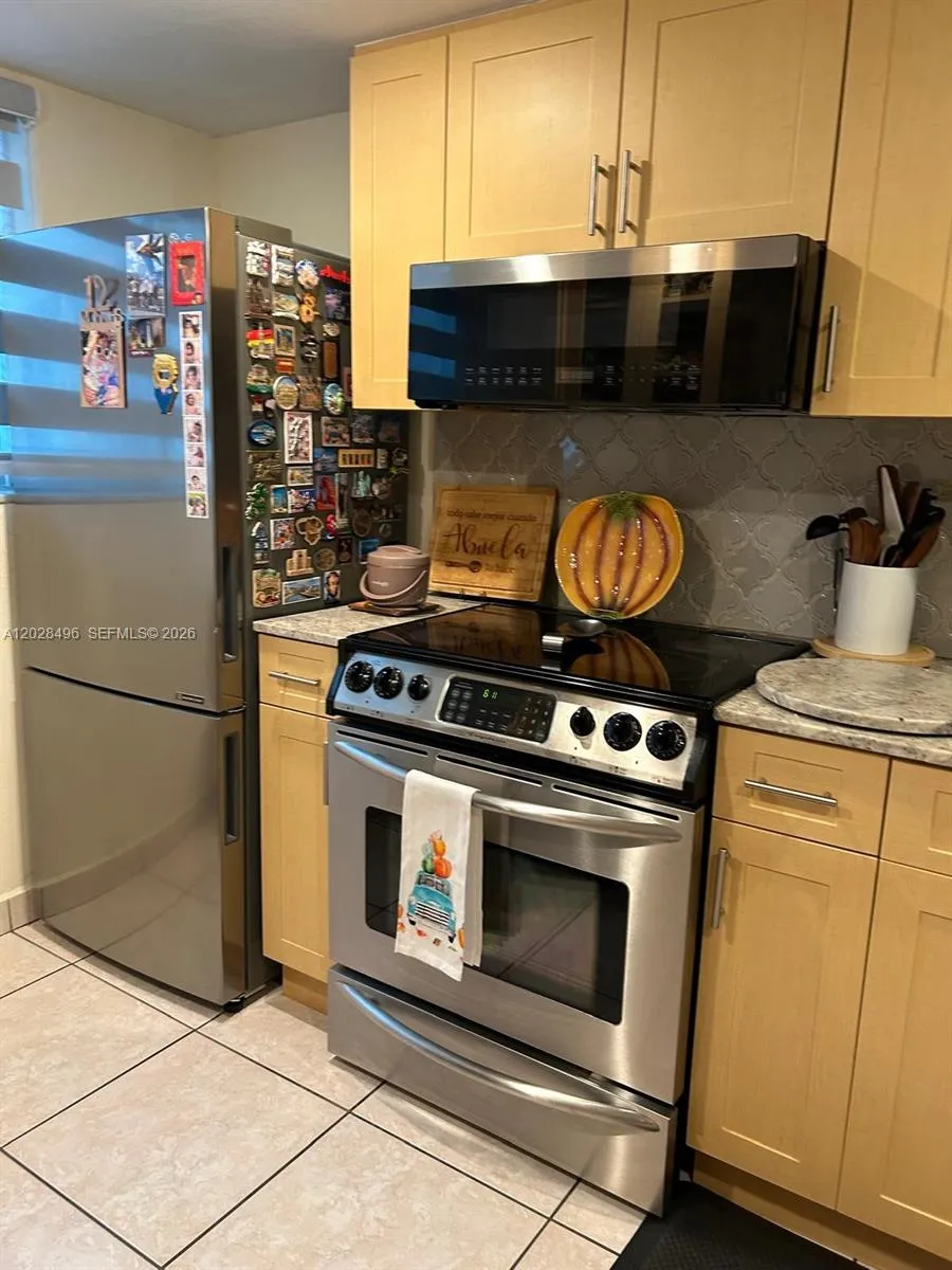 7033 NW 169th St, Hialeah FL 33015
