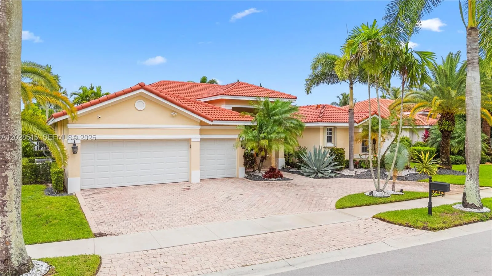 1714 Victoria Pointe Cir, Weston FL 33327