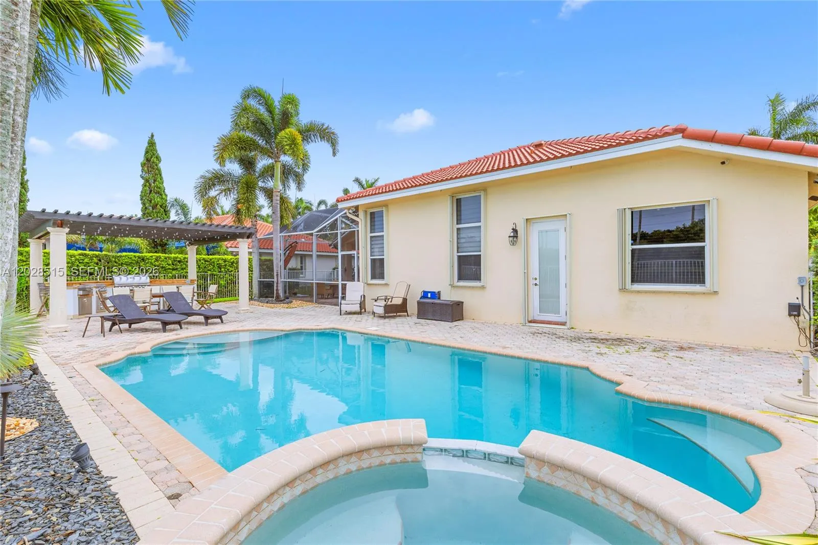 1714 Victoria Pointe Cir, Weston FL 33327