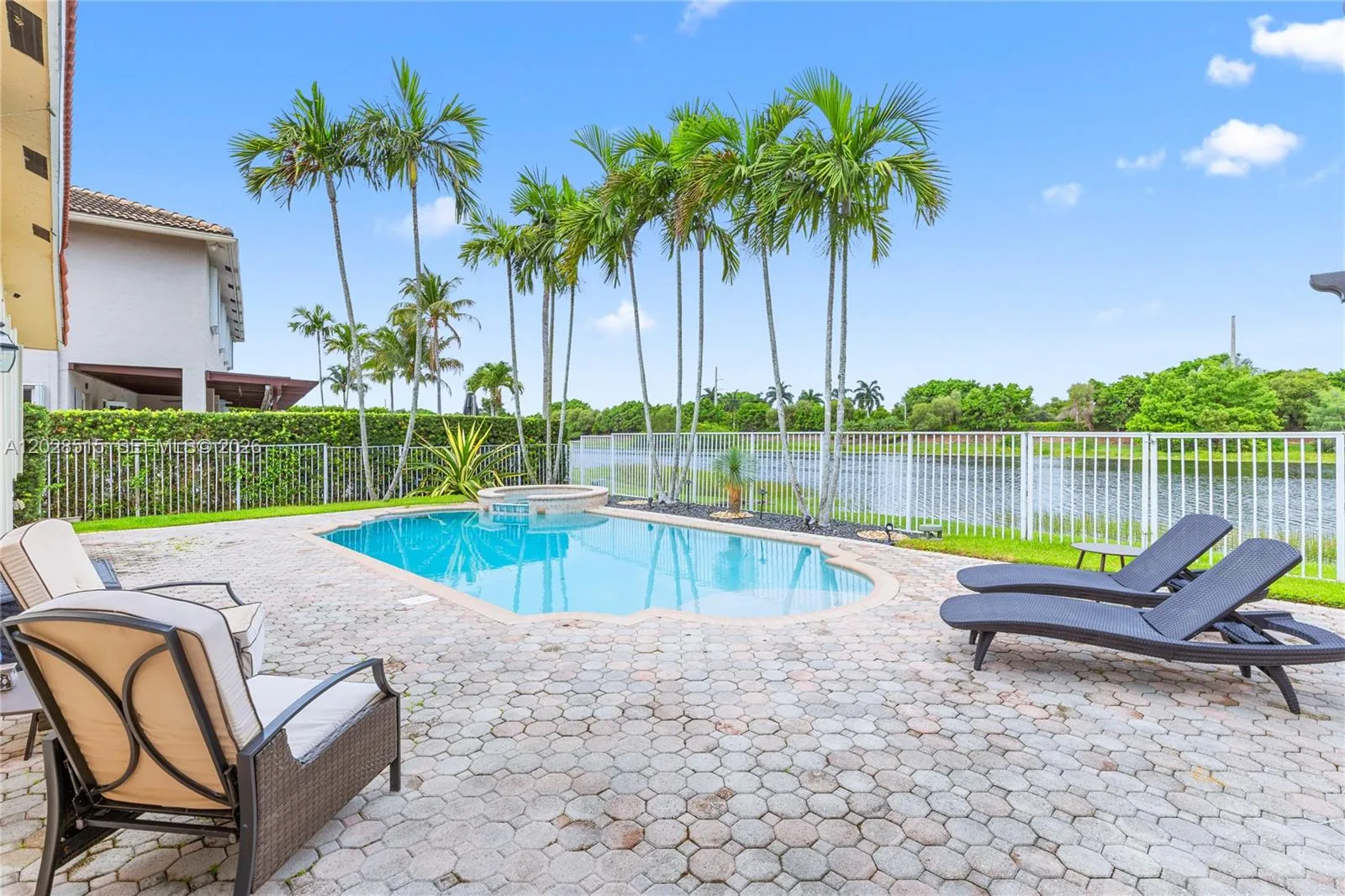1714 Victoria Pointe Cir, Weston FL 33327