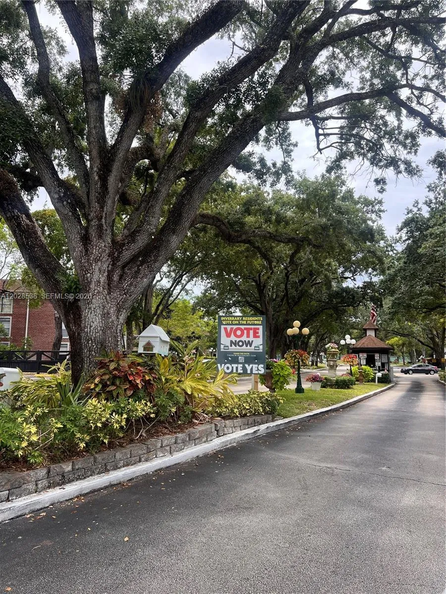 3760 Inverrary Dr # 2A, Lauderhill FL 33319