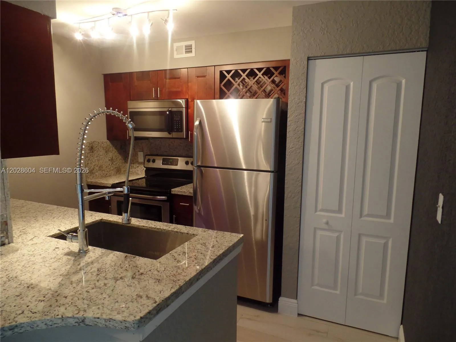 2851 N Oakland Forest Dr # 111, Oakland Park FL 33309