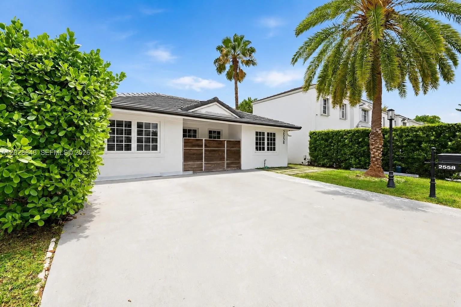2558 NE 206th Ter, Aventura FL 33180