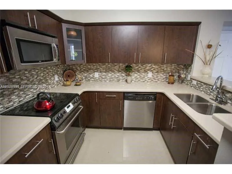 4540 NW 107 AV # 11, Doral FL 33178