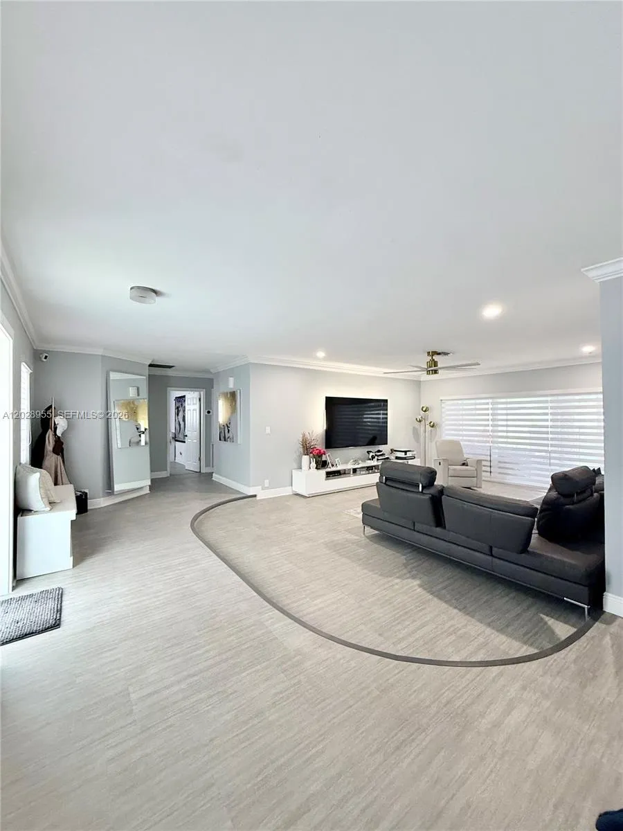 5680 SW 7th St, Plantation FL 33317