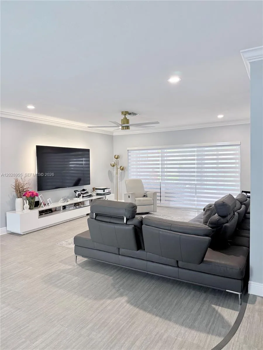 5680 SW 7th St, Plantation FL 33317