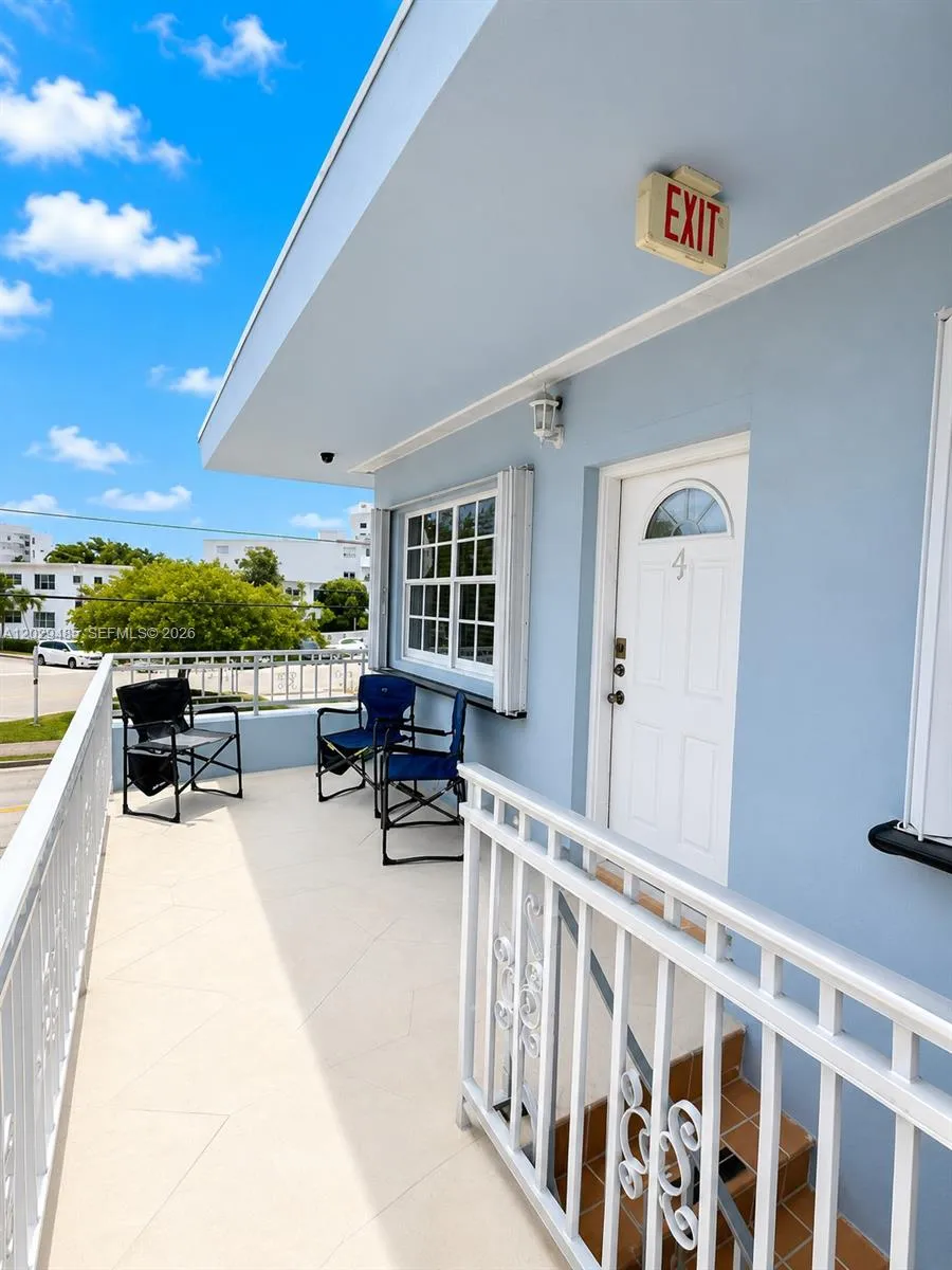 8000 Tatum Waterway Dr # 4, Miami Beach FL 33141