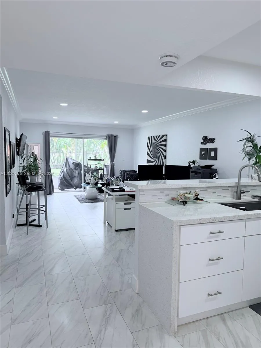 1100 HILLCREST COURT # 111, Hollywood FL 33021
