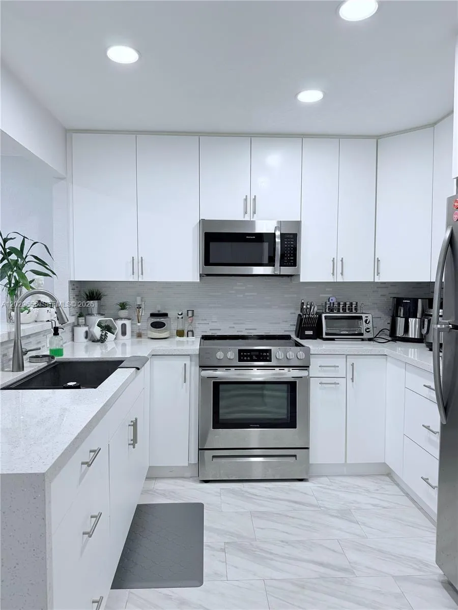1100 HILLCREST COURT # 111, Hollywood FL 33021