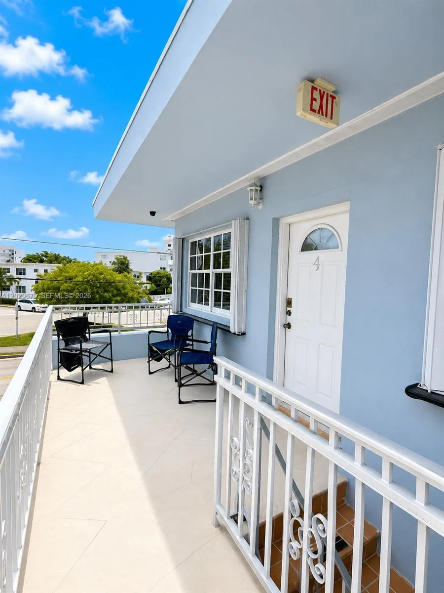 8000 Tatum Waterway Dr # 4, Miami Beach FL 33141