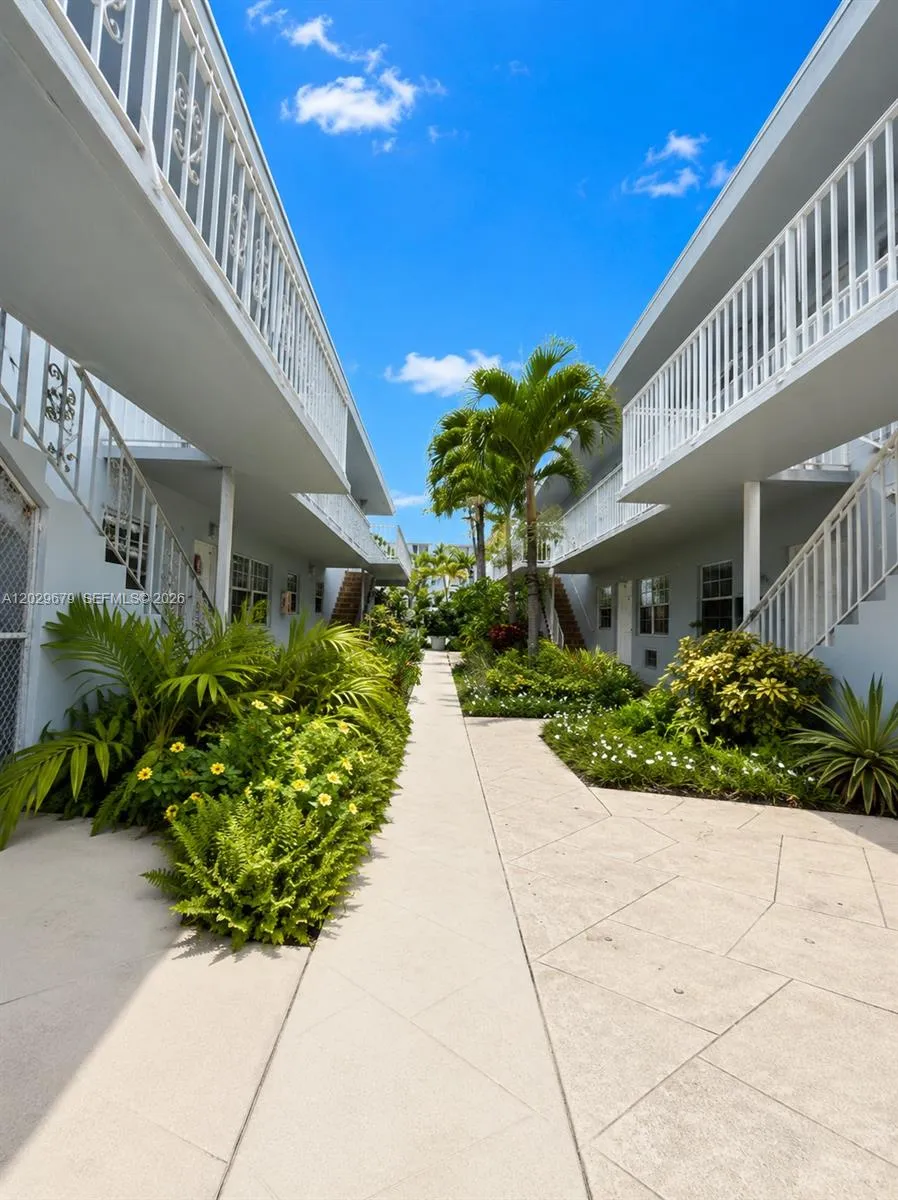 8000 Tatum Waterway Dr # 4, Miami Beach FL 33141