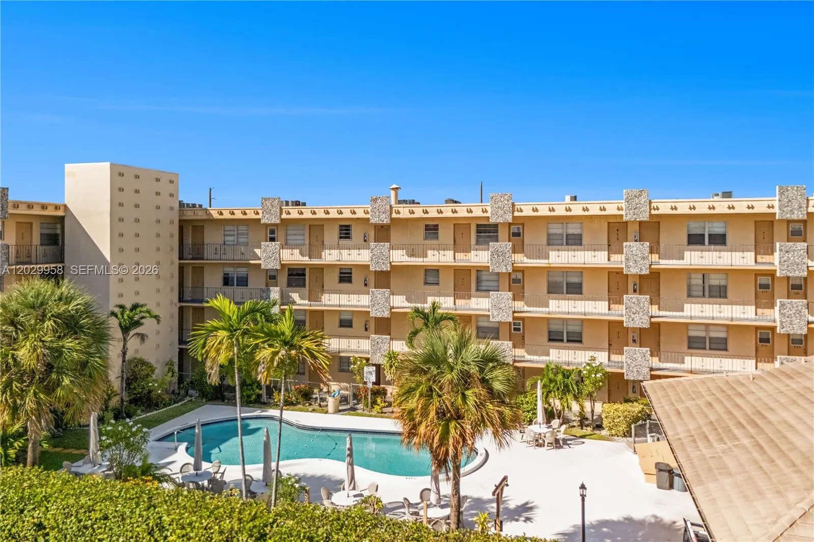 1 bedroom 1 bath Residential for sale at 2145 Pierce St # 305, Hollywood FL 33020