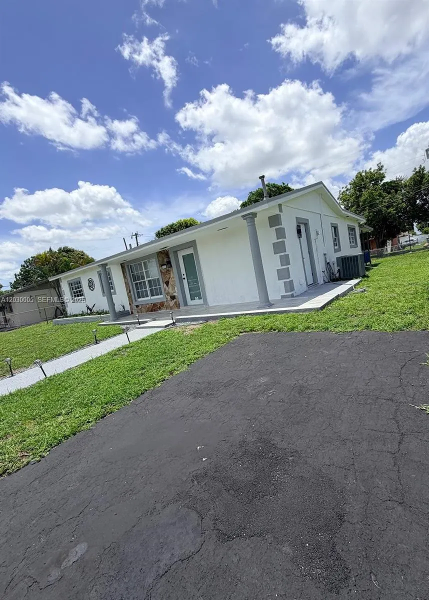 3222 NW 182nd St, Miami Gardens FL 33056