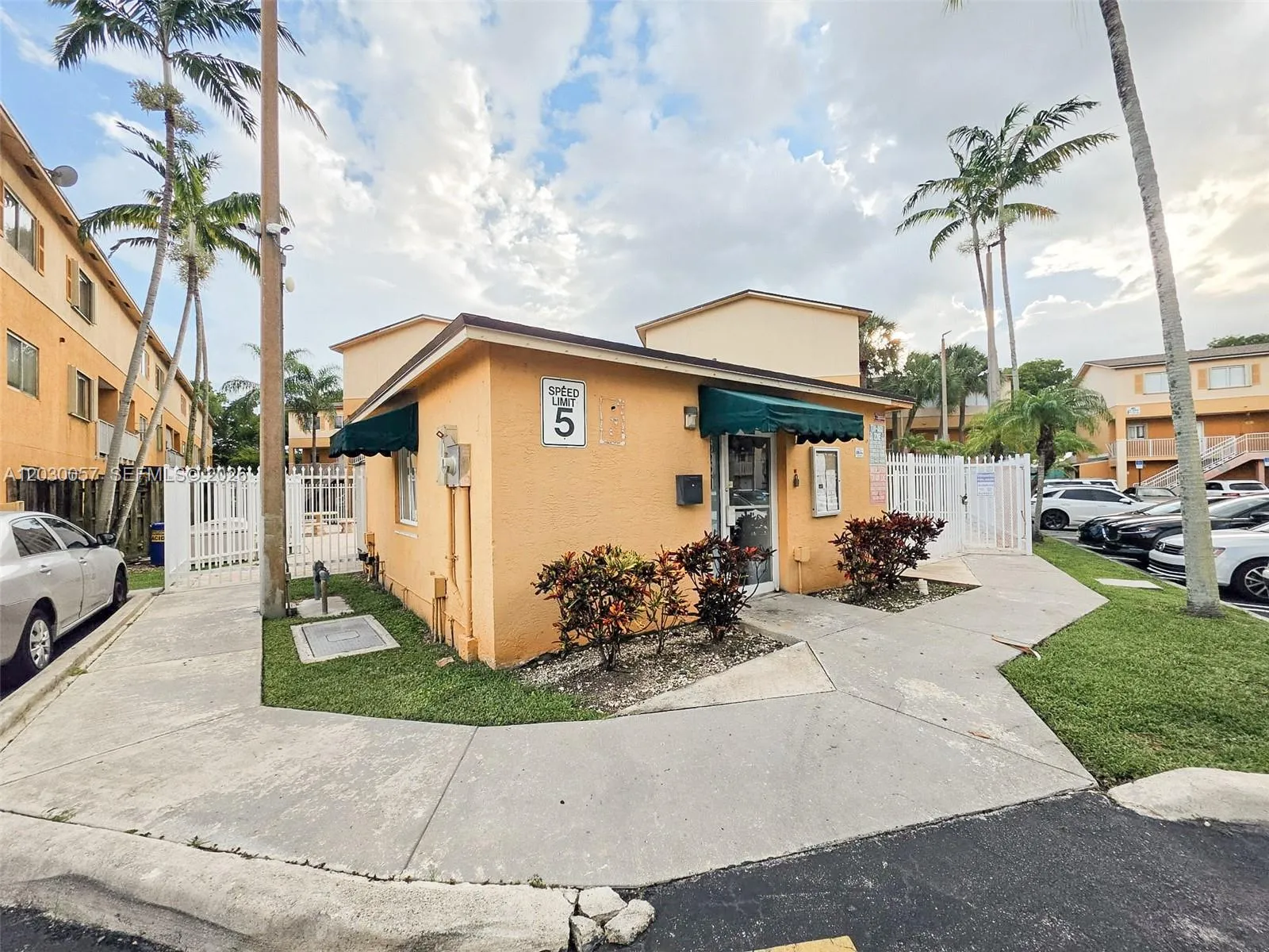 6235 Kendale Lakes Cir # 236, Miami FL 33183