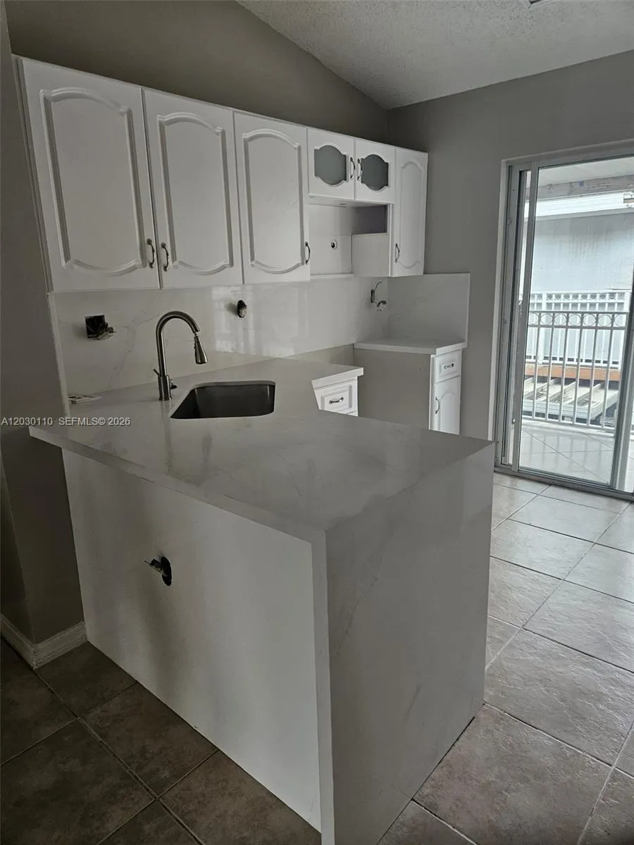2527 W 76th St # 208, Hialeah FL 33016