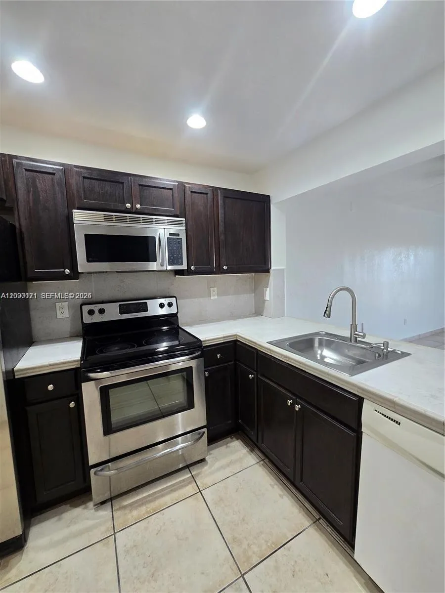911 NE 209th Ter # 27, Miami FL 33179
