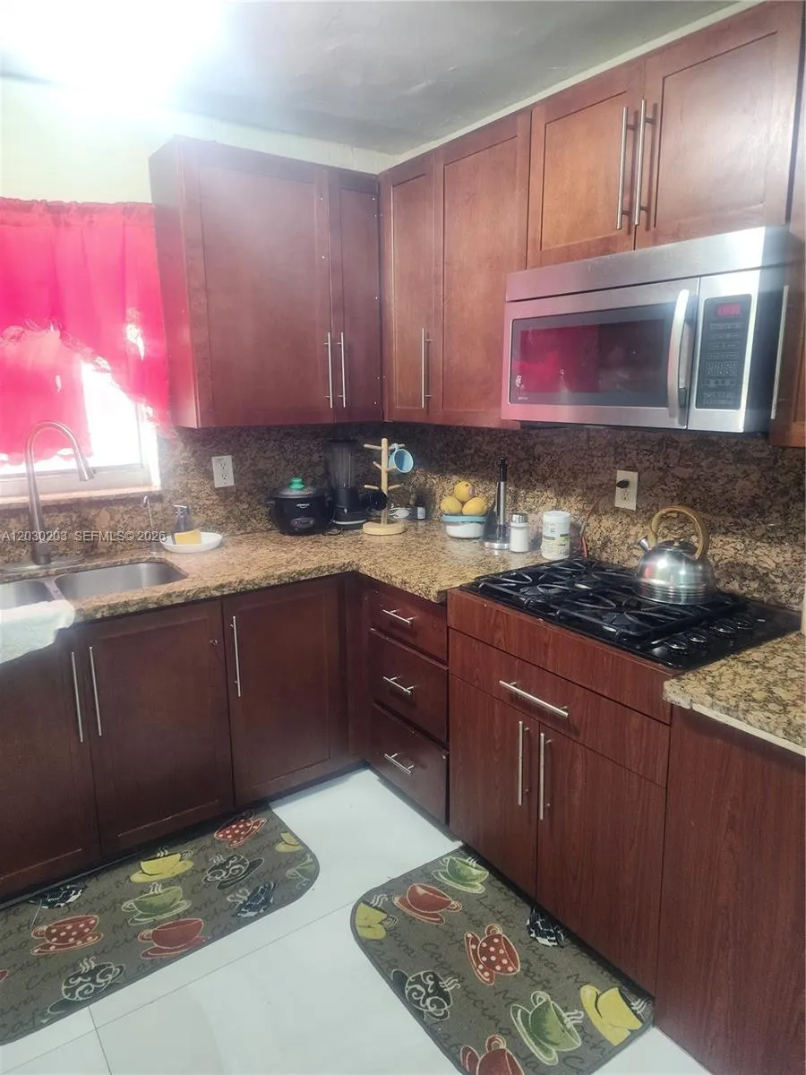 2130 NW 92nd St, Miami FL 33147