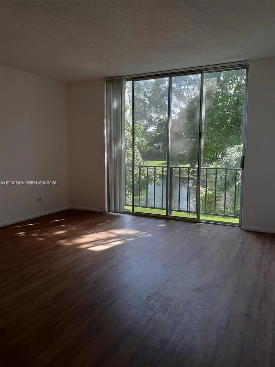 3670 Inverrary Dr # 2M, Lauderhill FL 33319
