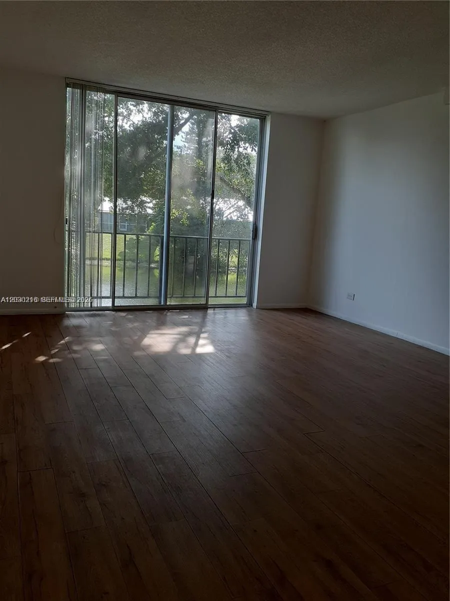 3670 Inverrary Dr # 2M, Lauderhill FL 33319