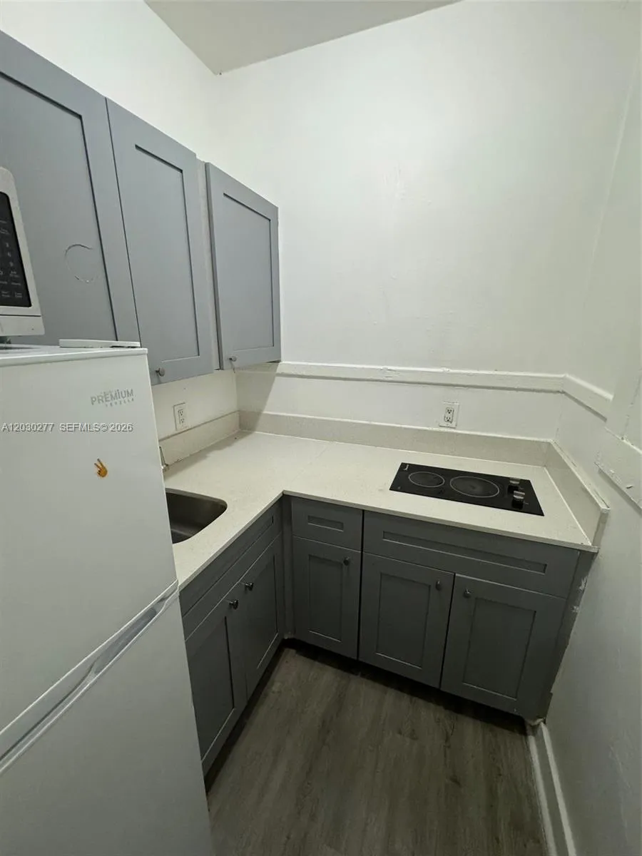 1552 SW 2nd St # 3, Miami FL 33135