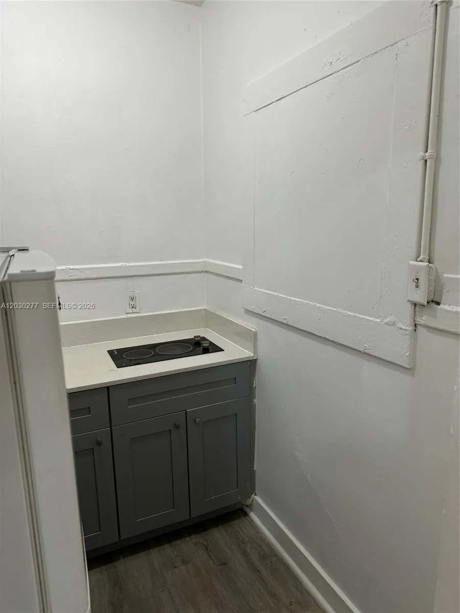 1552 SW 2nd St # 3, Miami FL 33135