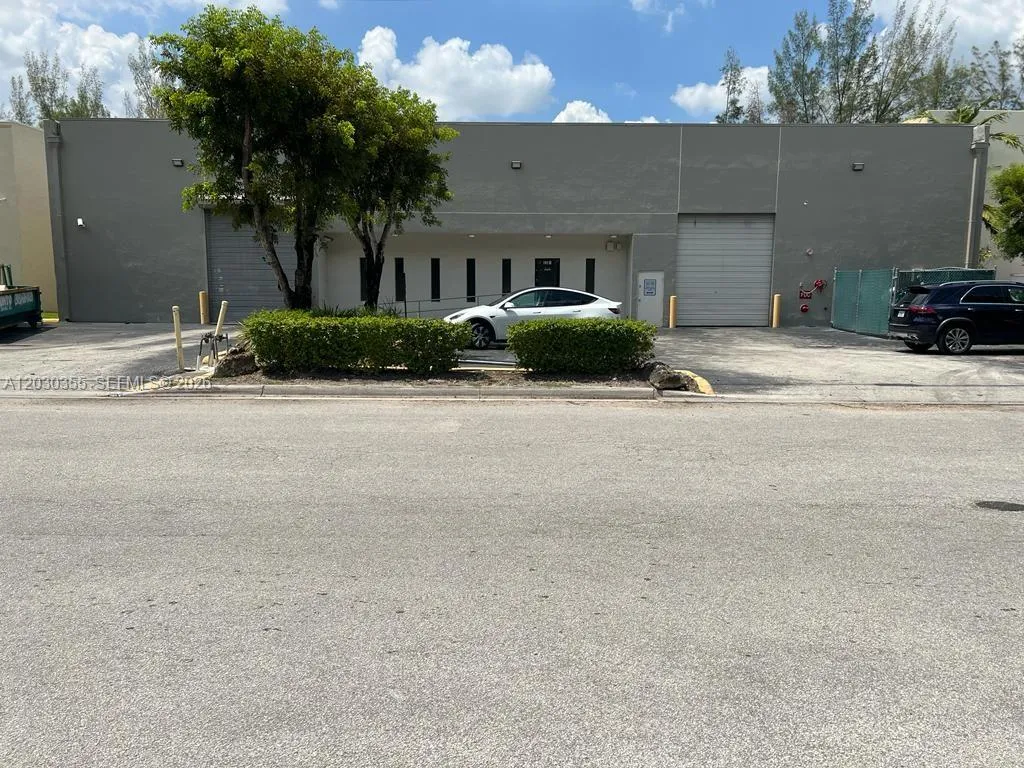 2281 NW 95th Ave, Doral FL 33172