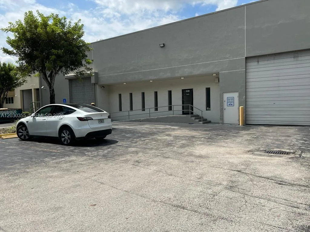 2281 NW 95th Ave, Doral FL 33172