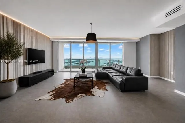 900 Biscayne Blvd, Miami FL 33132