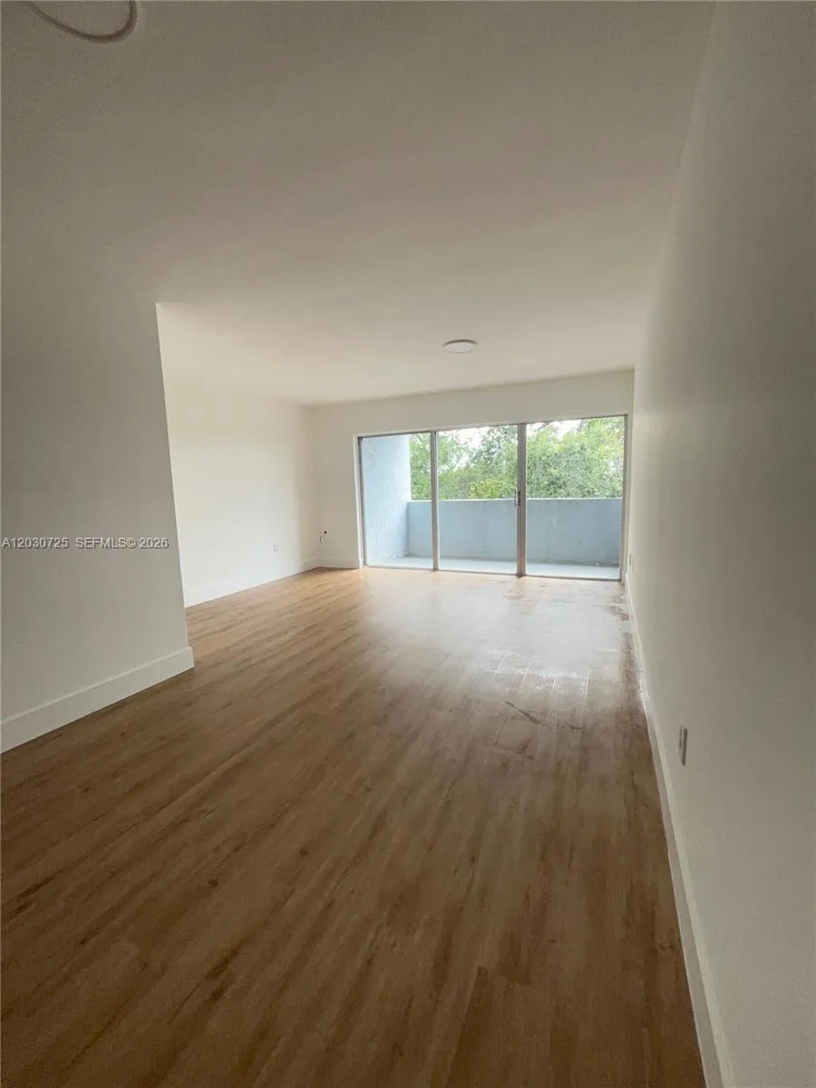9357 Fontainebleau Blvd # D422, Miami FL 33172
