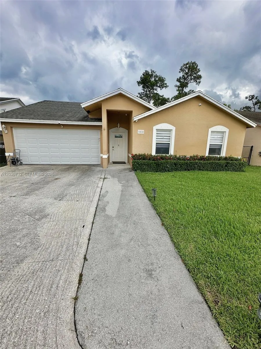 1010 Salmon Isle, Green Acres FL 33413