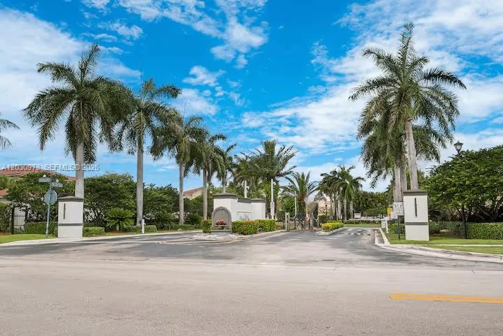 2327 NE 37th Ter, Homestead FL 33033