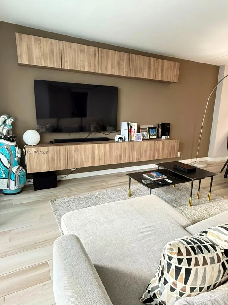 100 Bayview Dr # 912, Sunny Isles Beach FL 33160