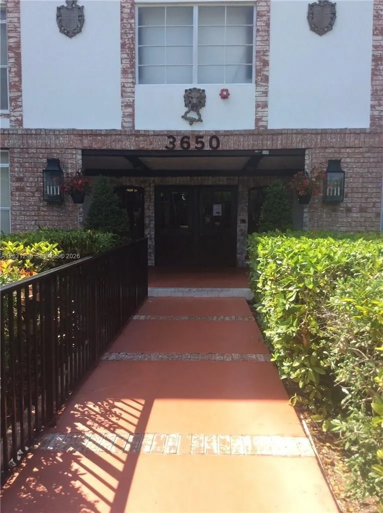 3650 Inverrary Dr # 1M, Lauderhill FL 33319