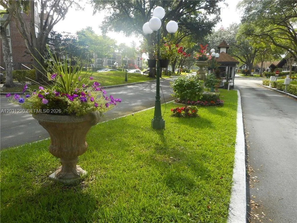 3650 Inverrary Dr # 1M, Lauderhill FL 33319